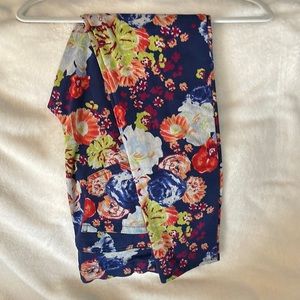5/$25 Faded Glory LG beautiful flower skinny leg pants, super soft with pockets